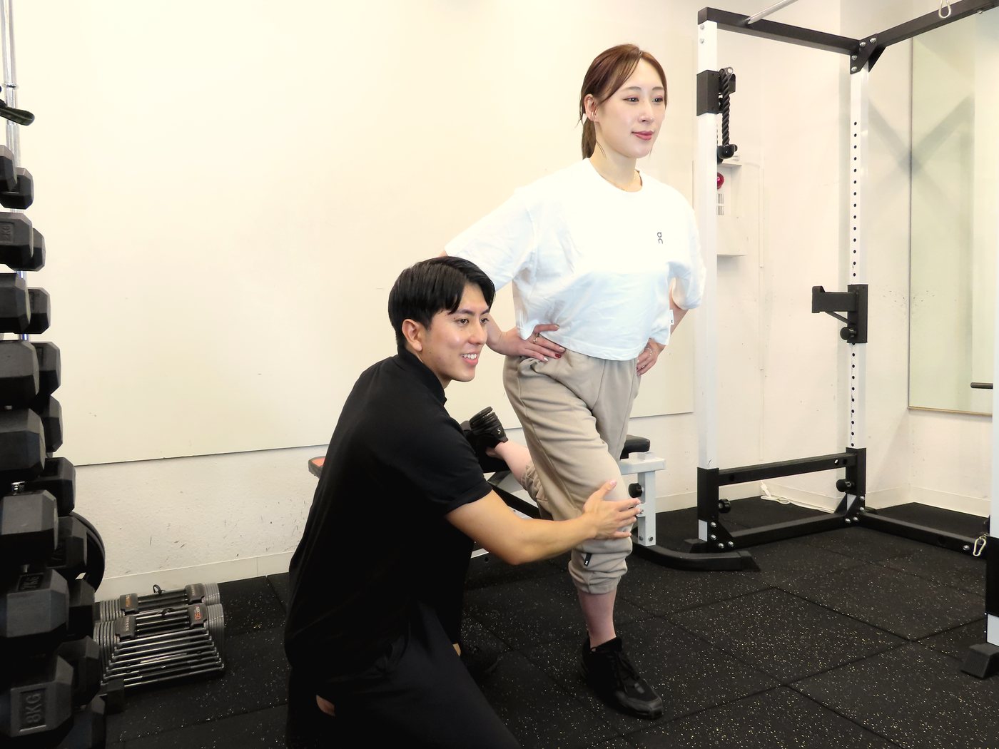 トレーナーが姿勢とフォームを確認する様子|FITNESS CLUB SPEX