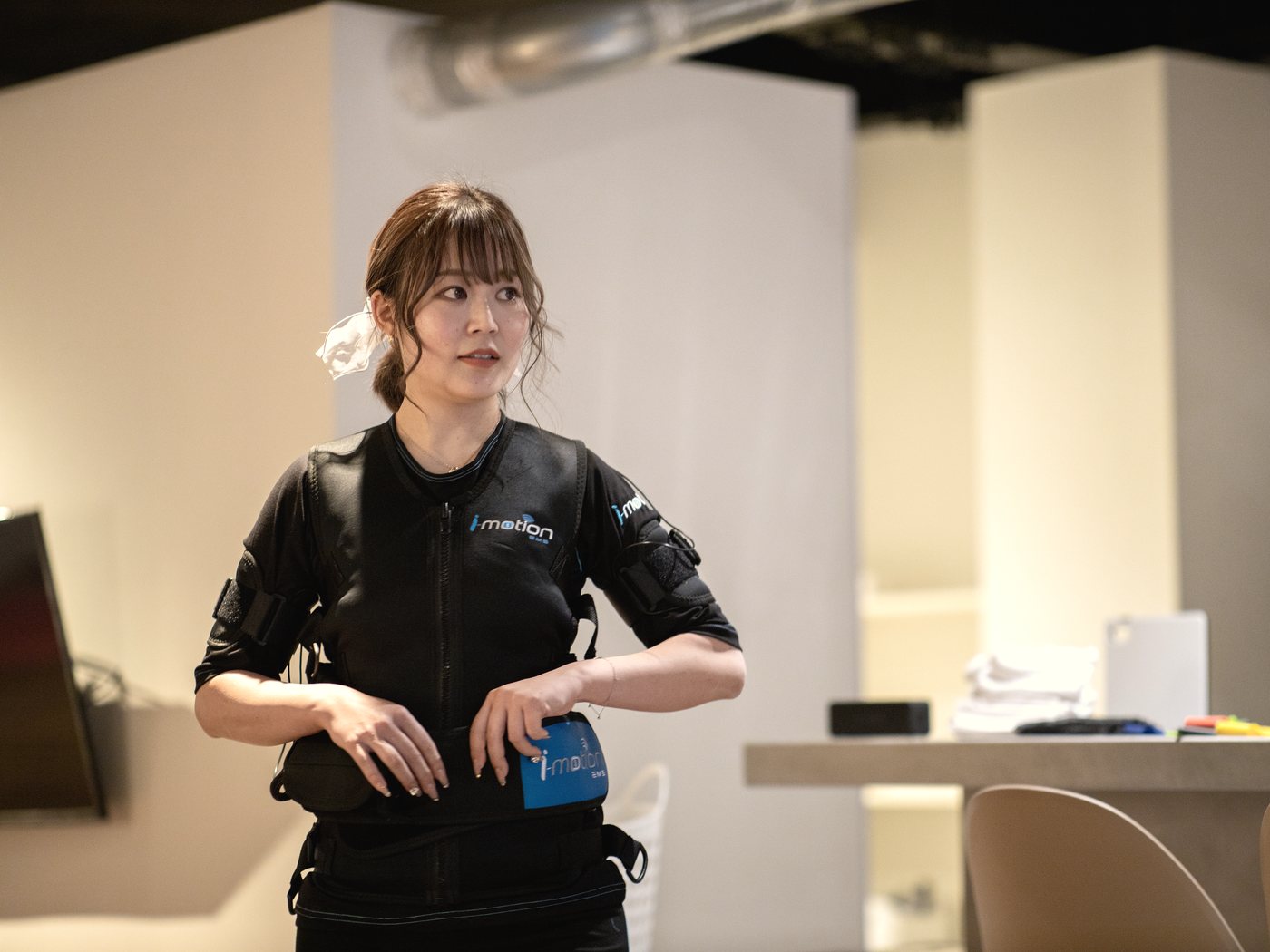 EMSスーツを着てトレーニングの準備をする女性|FITNESS CLUB SPEX