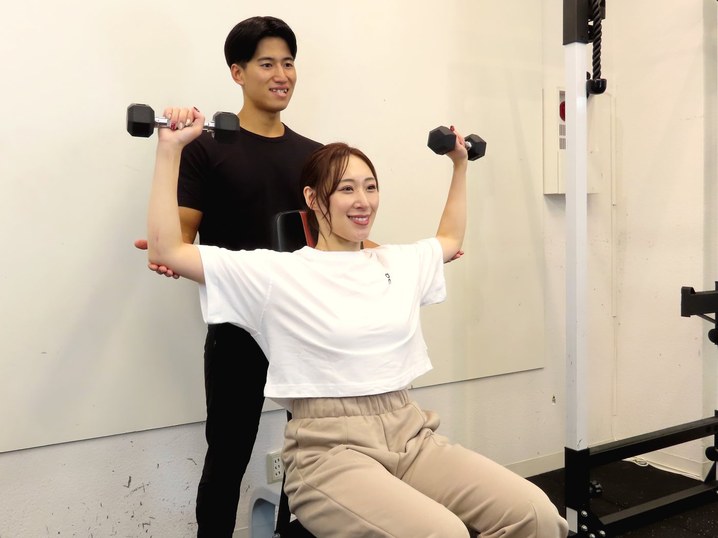マンツーマンで指導を受けながらダンベルトレーニング|FITNESS CLUB SPEX